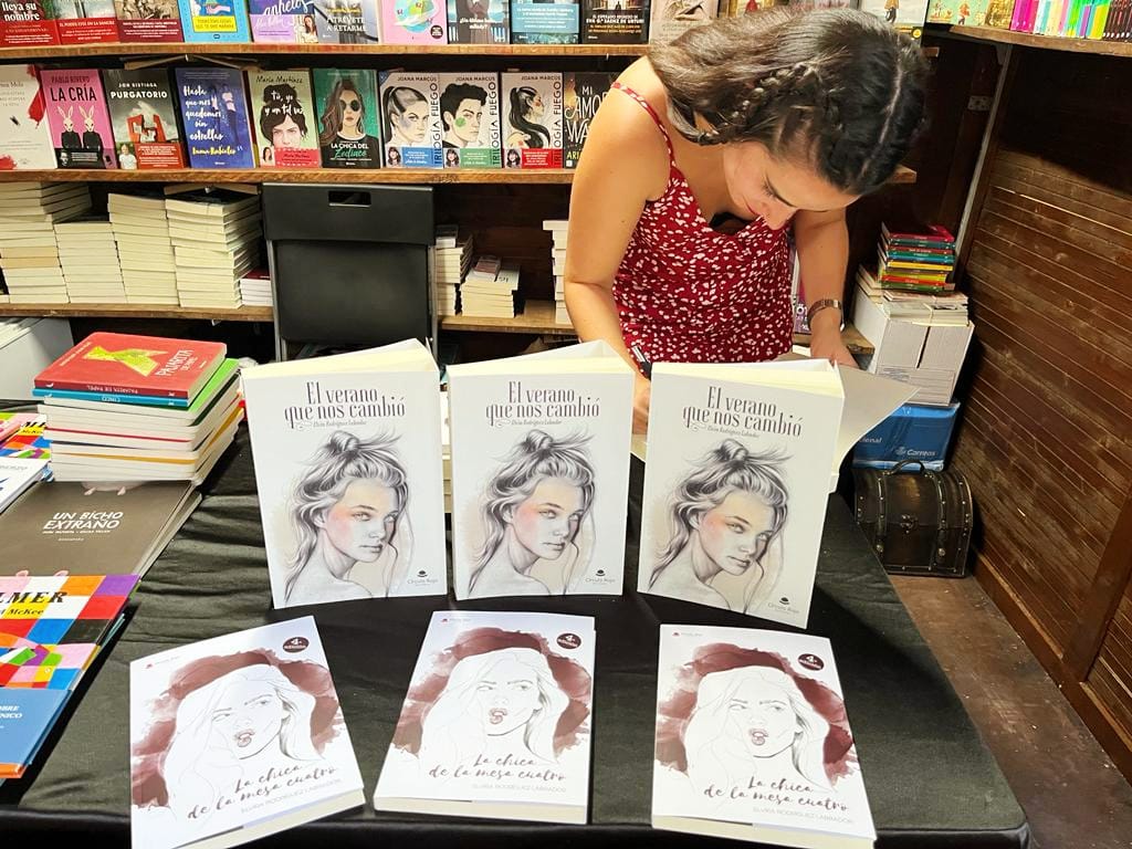 Elvira Rodríguez firmando ejemplares de sus libros