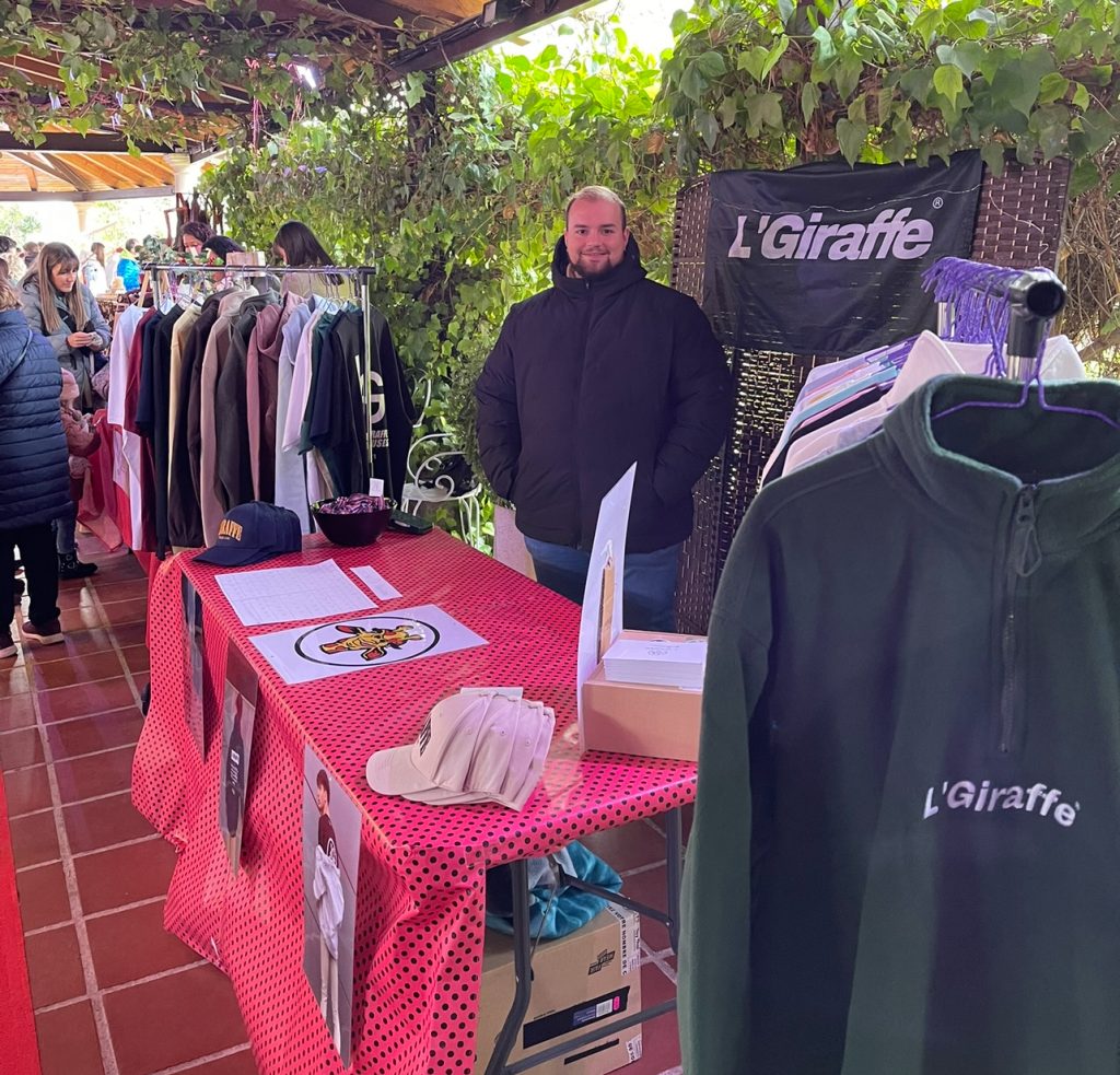 Kiko López posando con los artículo de su marca de ropa: L'Giraffe