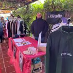 Kiko López posando con los artículo de su marca de ropa: L'Giraffe