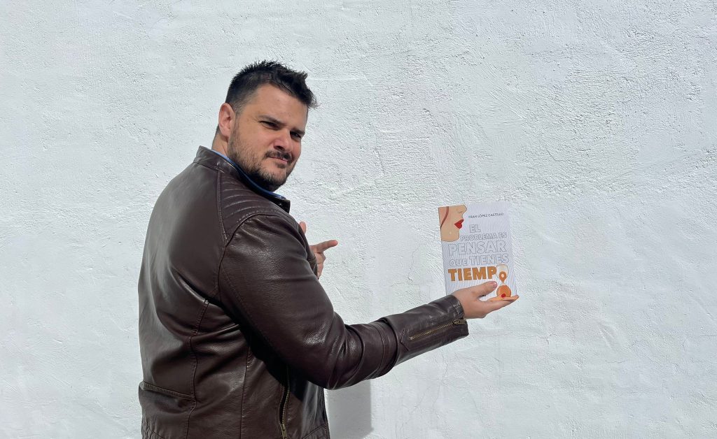 Fran López Castillo posando con El problema es pensar que tienes tiempo