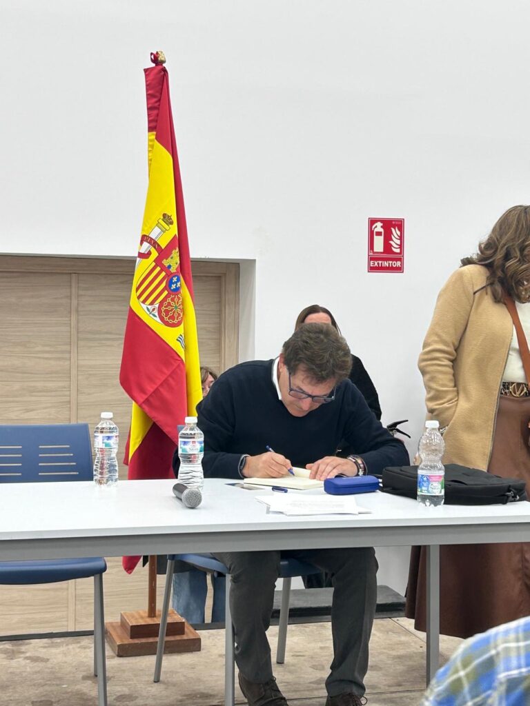 Juan Bandera Guerrero sacude el panorama literario con su debut: «Celdas sin barrotes».