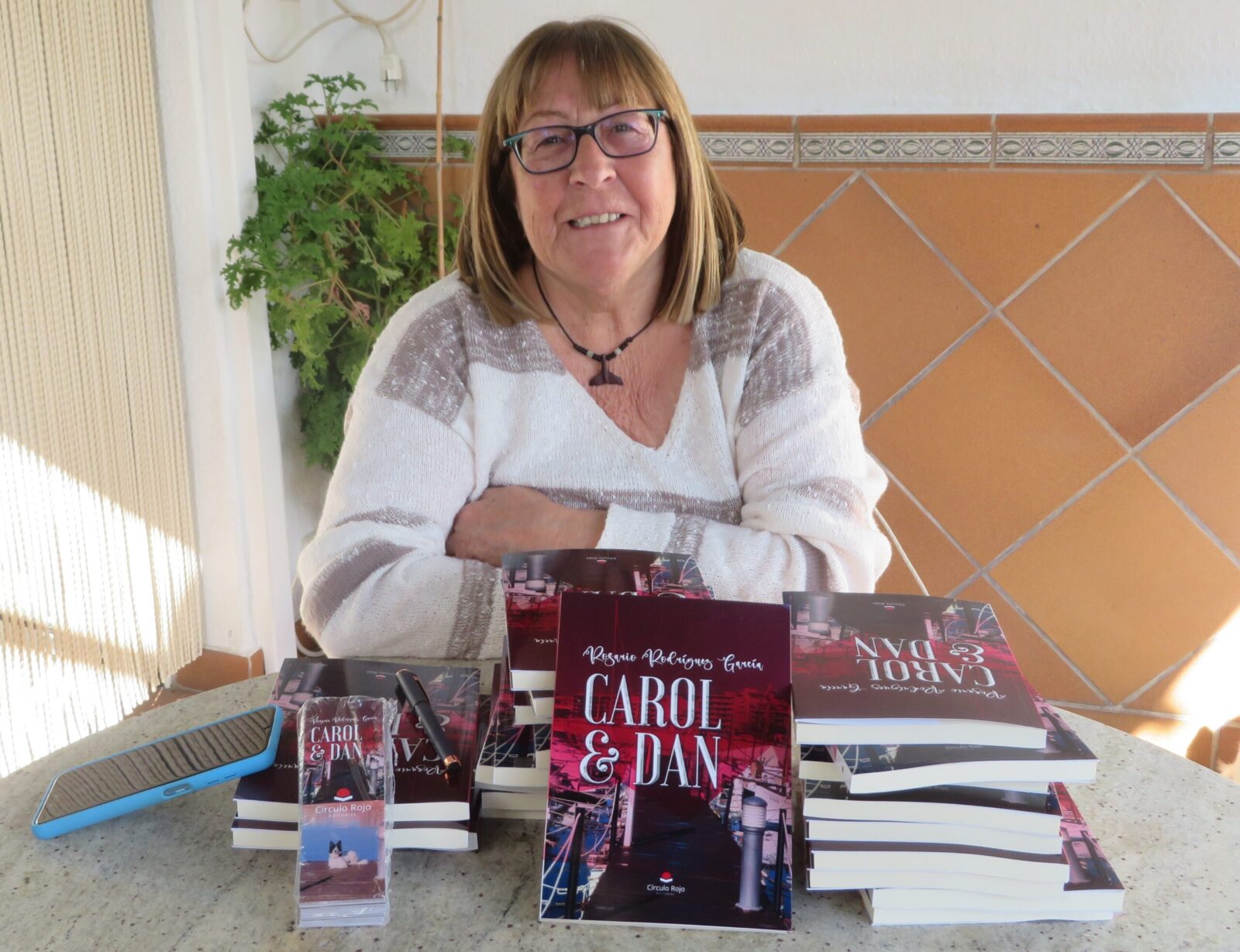 Rosario Rodríguez García presenta «CAROL & DAN»: una historia de amor, pasión y misterio.